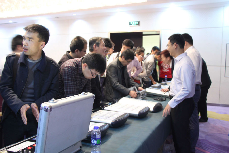 Z6官网科技呼和浩特招商会展区旁观样品.JPG