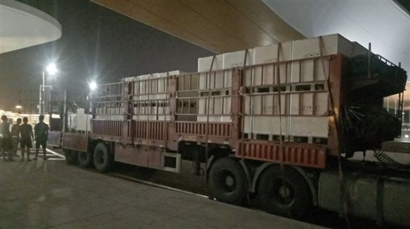 ▲加班加点，连夜运货卸货